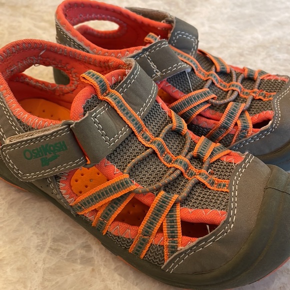 OshKosh Bigosh Kids Shoes - Size 10 - Picture 2 of 3